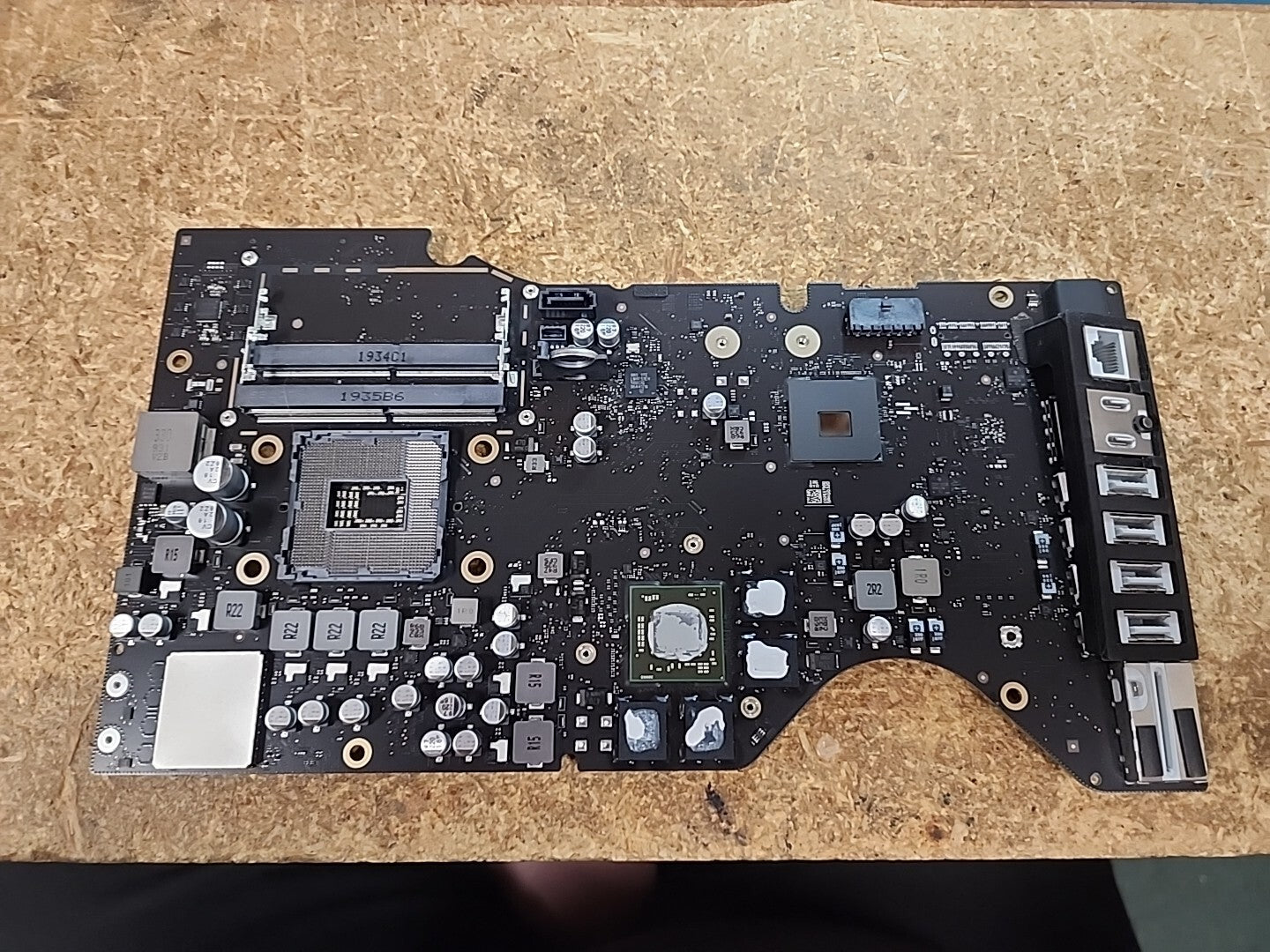 Apple iMac A2116 Logic Board 820-01237-a **Recieves Power But No Video Output***