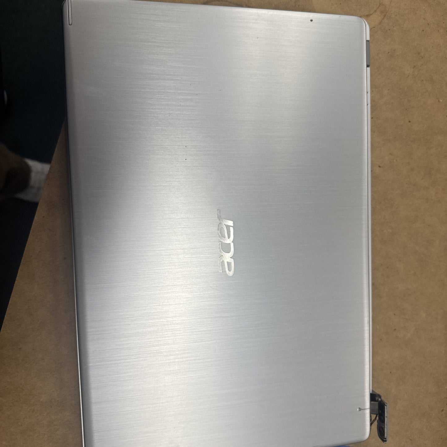 Acer Aspire 5 N19C3 Win 11 AMD Ryzen 3 HINGE IS BROKEN ON ONE SIDE AND SCRATCHES