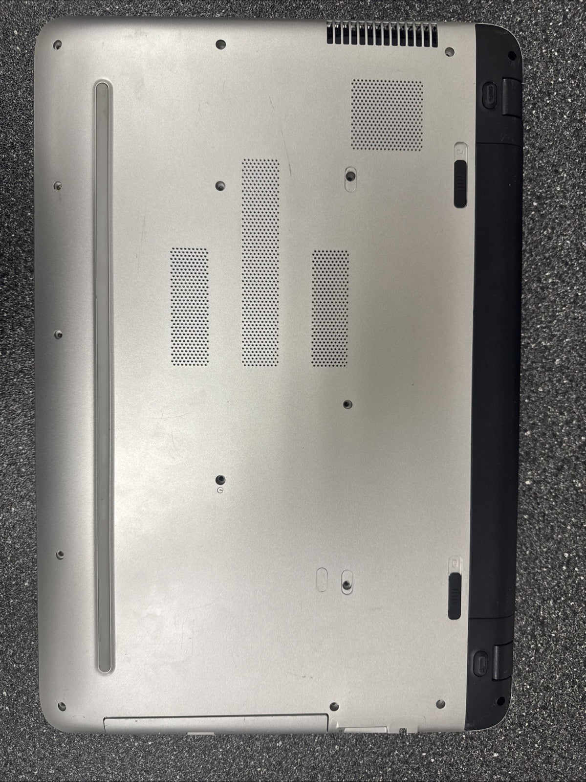 HP Pavilion HP 17-g121wm 15 Laptop HAS SCRATCHES AND BATTERY IS NOT TESTED!!!!!!