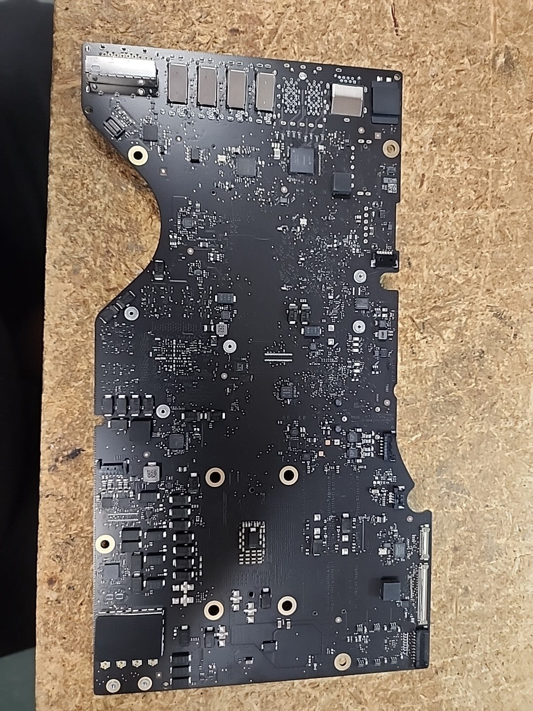 Apple iMac A2116 Logic Board 820-01237-a **Recieves Power But No Video Output***
