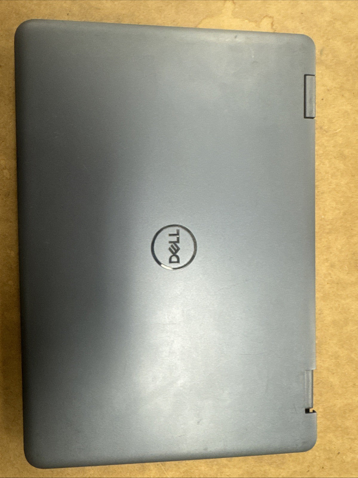 Dell Inspiron 11 3195,  2 in 1,  120GB 8GB AMD R5, BAD HINGE AND SCRATCHES ON IT