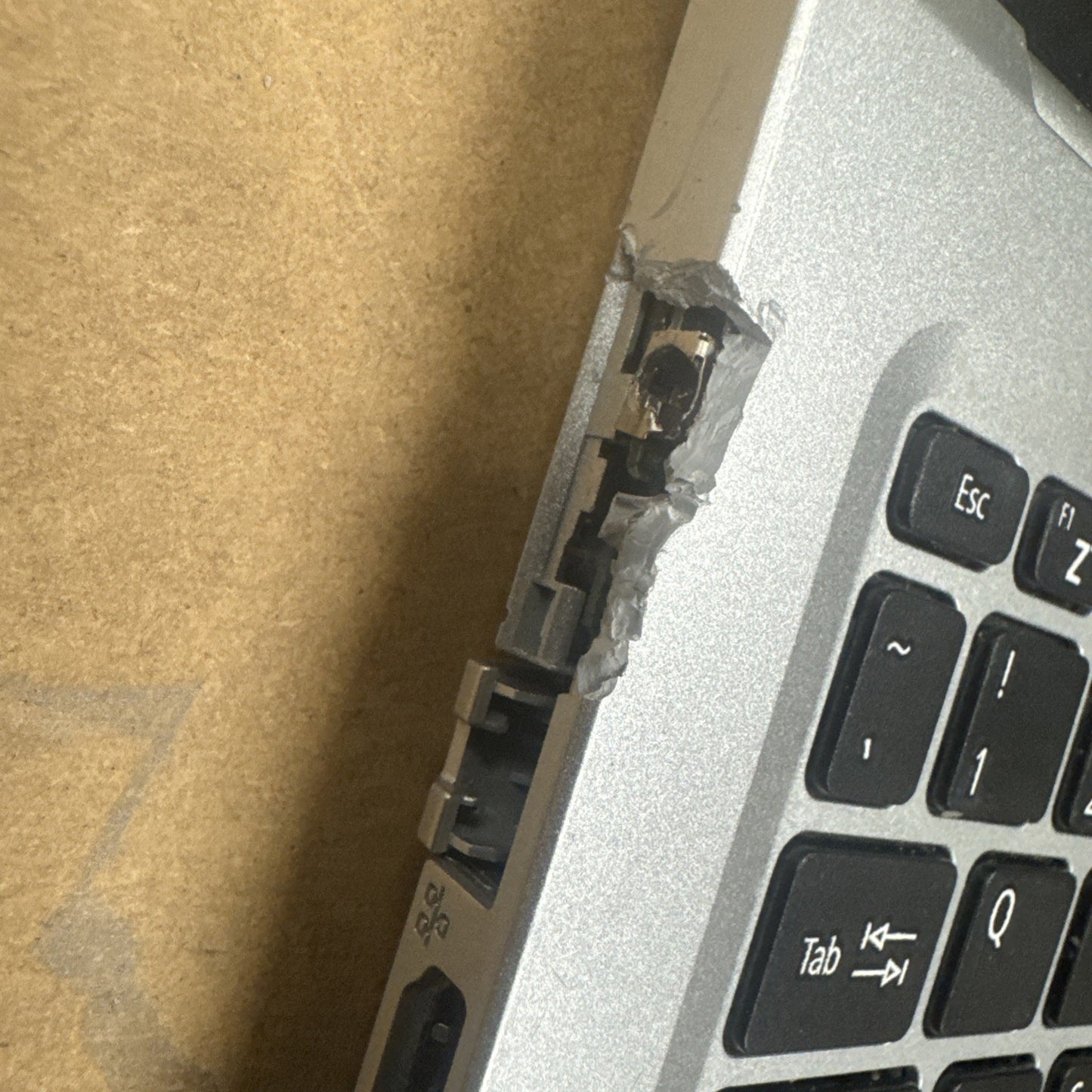 Acer Aspire 1 N20C5 15.6" HAS A BROKER LEFT SIDE AND CHARGING PORT. DOESNT WORK