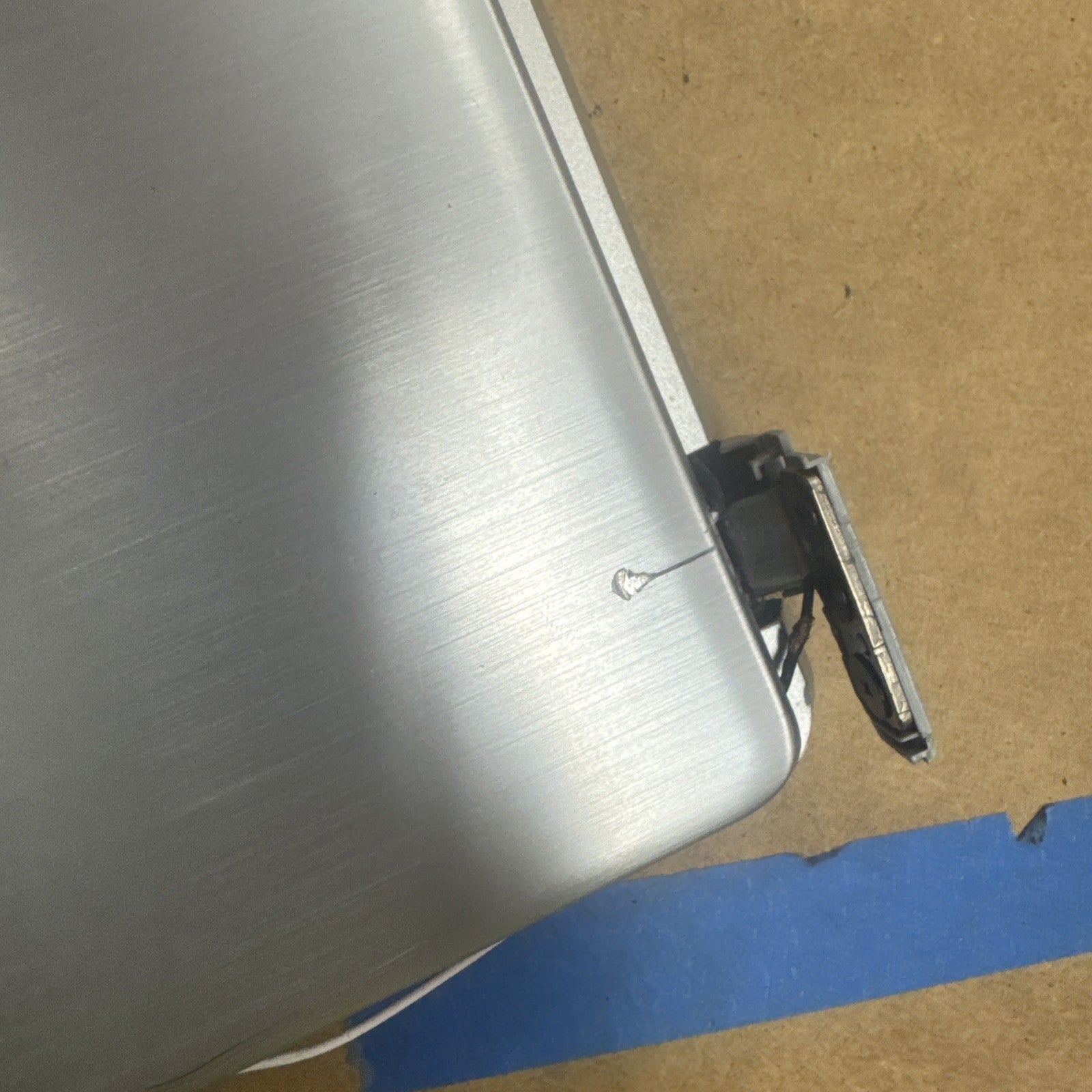 Acer Aspire 5 N19C3 Win 11 AMD Ryzen 3 HINGE IS BROKEN ON ONE SIDE AND SCRATCHES