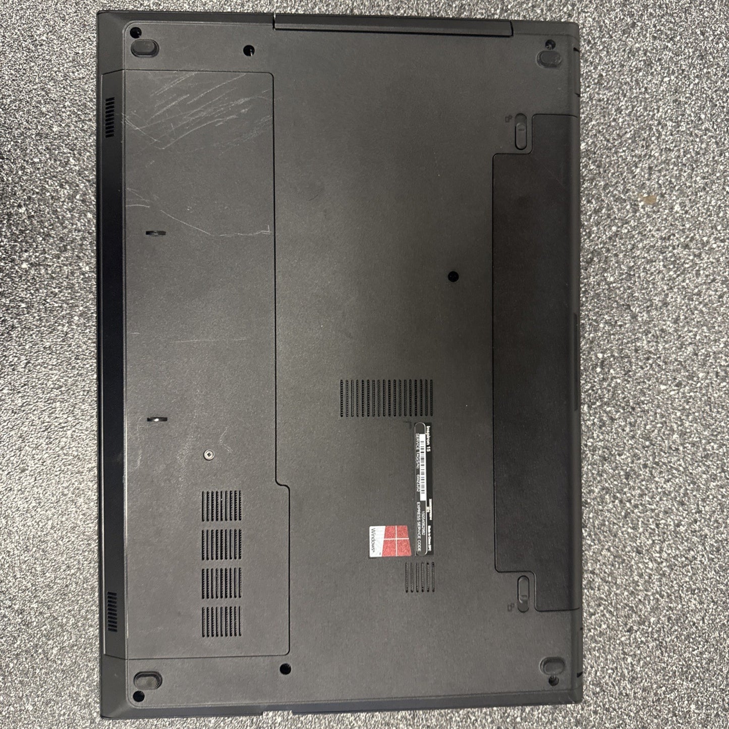 Laptop Dell Inspiron 15 P40f Touchscreen BATTERY NOT TESTED HAS SCRATCHES!!!!!!!