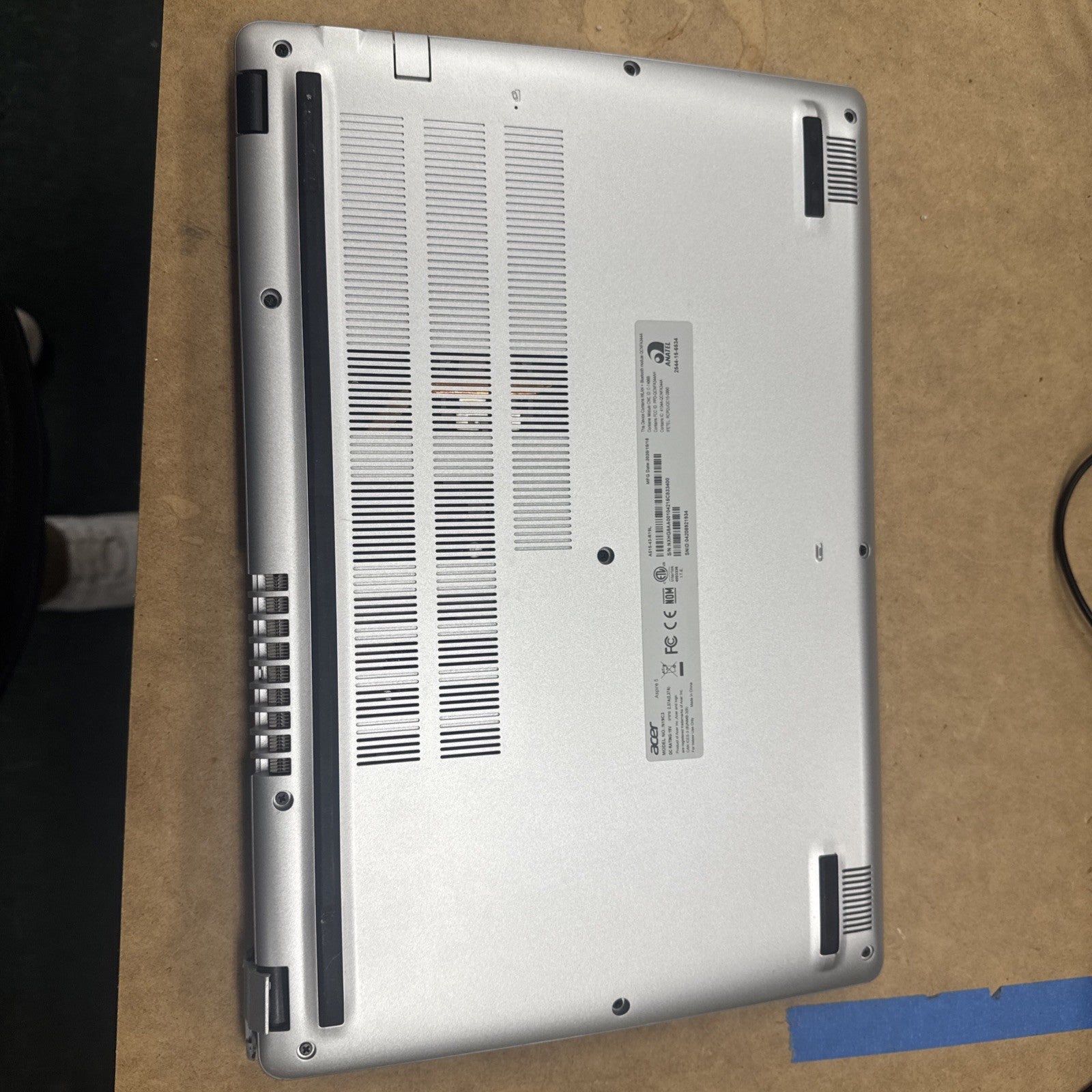 Acer Aspire 5 N19C3 Win 11 AMD Ryzen 3 HINGE IS BROKEN ON ONE SIDE AND SCRATCHES